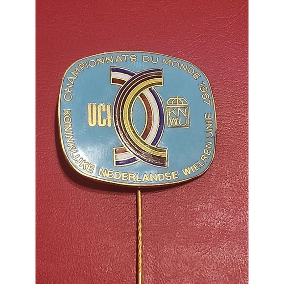 VINTAGE RARE 1967  UCI WORLD CYCLING CHAMPIONSHIP  ENAMEL PIN BADGE - Picture 2 of 4